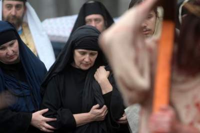 Misterium męki Pańskiej w Alwerni, odtwórca roli Jezusa zawisł na krzyżu - zdjęcie 26