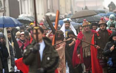 Misterium męki Pańskiej w Alwerni, odtwórca roli Jezusa zawisł na krzyżu - zdjęcie 52