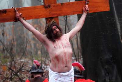 Misterium męki Pańskiej w Alwerni, odtwórca roli Jezusa zawisł na krzyżu - zdjęcie 69