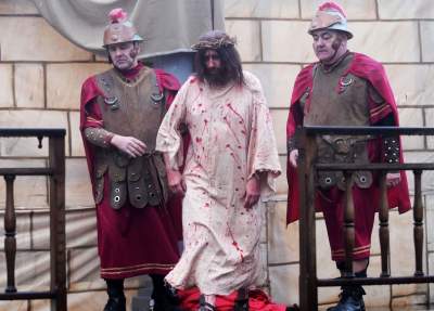 Misterium męki Pańskiej w Alwerni, odtwórca roli Jezusa zawisł na krzyżu - zdjęcie 12