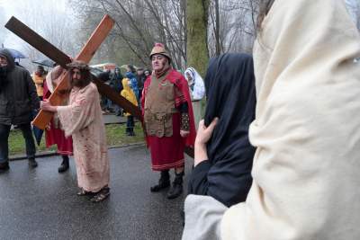 Misterium męki Pańskiej w Alwerni, odtwórca roli Jezusa zawisł na krzyżu - zdjęcie 28