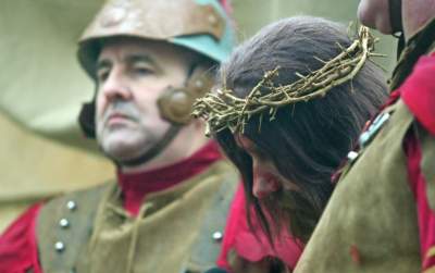 Misterium męki Pańskiej w Alwerni, odtwórca roli Jezusa zawisł na krzyżu - zdjęcie 8