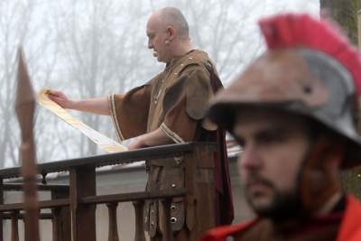 Misterium męki Pańskiej w Alwerni, odtwórca roli Jezusa zawisł na krzyżu - zdjęcie 7