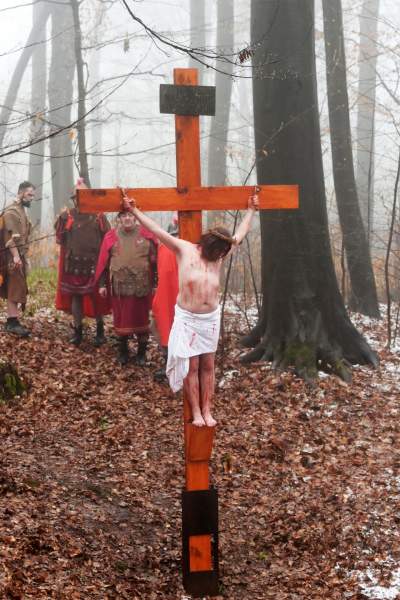 Misterium męki Pańskiej w Alwerni, odtwórca roli Jezusa zawisł na krzyżu - zdjęcie 70