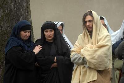 Misterium męki Pańskiej w Alwerni, odtwórca roli Jezusa zawisł na krzyżu - zdjęcie 2