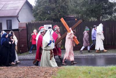 Misterium męki Pańskiej w Alwerni, odtwórca roli Jezusa zawisł na krzyżu - zdjęcie 41