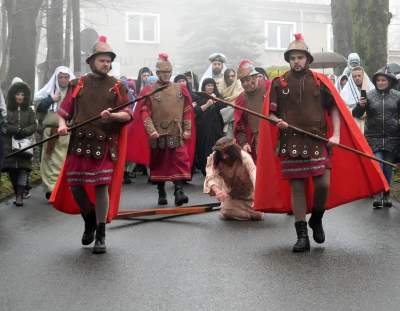 Misterium męki Pańskiej w Alwerni, odtwórca roli Jezusa zawisł na krzyżu - zdjęcie 18