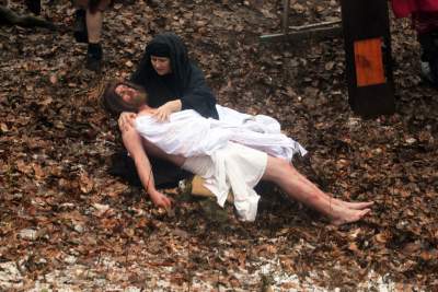 Misterium męki Pańskiej w Alwerni, odtwórca roli Jezusa zawisł na krzyżu - zdjęcie 75