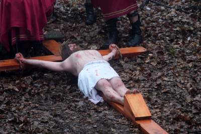 Misterium męki Pańskiej w Alwerni, odtwórca roli Jezusa zawisł na krzyżu - zdjęcie 65