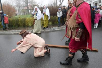 Misterium męki Pańskiej w Alwerni, odtwórca roli Jezusa zawisł na krzyżu - zdjęcie 44