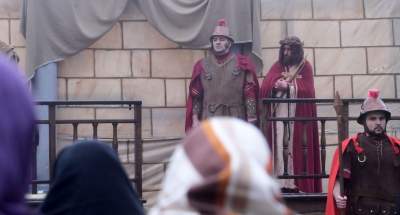 Misterium męki Pańskiej w Alwerni, odtwórca roli Jezusa zawisł na krzyżu - zdjęcie 11