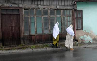 Misterium męki Pańskiej w Alwerni, odtwórca roli Jezusa zawisł na krzyżu - zdjęcie 34
