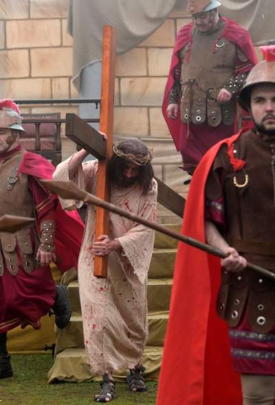 Misterium męki Pańskiej w Alwerni, odtwórca roli Jezusa zawisł na krzyżu - zdjęcie 16