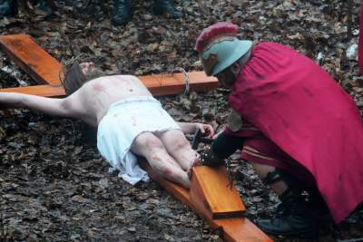 Misterium męki Pańskiej w Alwerni, odtwórca roli Jezusa zawisł na krzyżu - zdjęcie 62