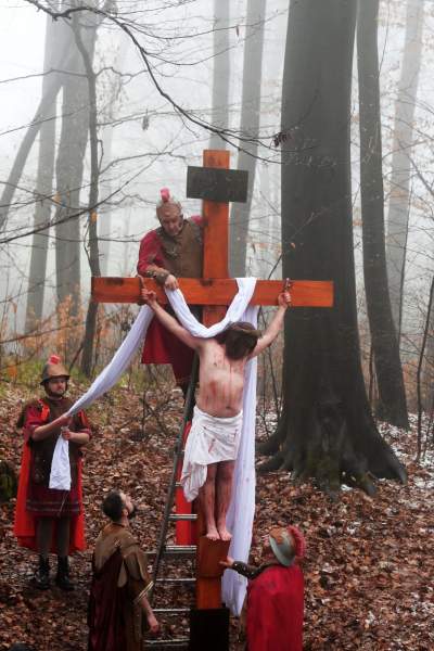 Misterium męki Pańskiej w Alwerni, odtwórca roli Jezusa zawisł na krzyżu - zdjęcie 73