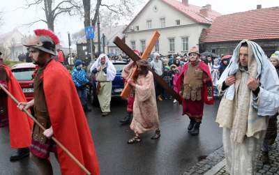 Misterium męki Pańskiej w Alwerni, odtwórca roli Jezusa zawisł na krzyżu - zdjęcie 42