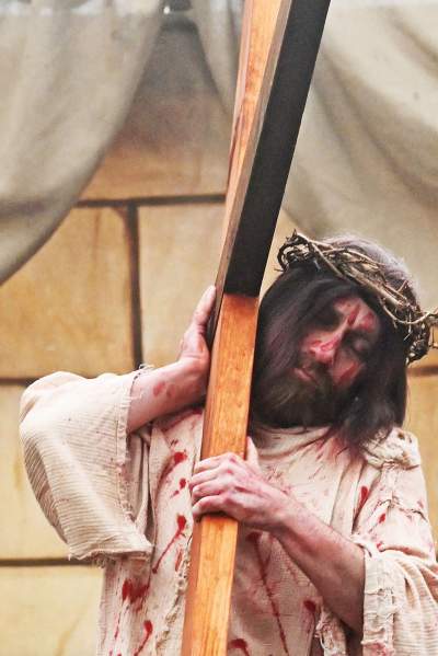 Misterium męki Pańskiej w Alwerni, odtwórca roli Jezusa zawisł na krzyżu - zdjęcie 15