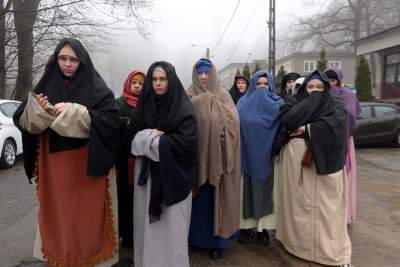 Misterium męki Pańskiej w Alwerni, odtwórca roli Jezusa zawisł na krzyżu - zdjęcie 46