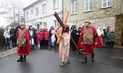 Misterium męki Pańskiej w Alwerni, odtwórca roli Jezusa zawisł na krzyżu - zdjęcie 43