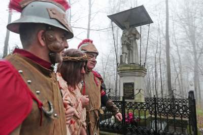 Misterium męki Pańskiej w Alwerni, odtwórca roli Jezusa zawisł na krzyżu - zdjęcie 54