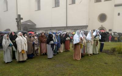 Misterium męki Pańskiej w Alwerni, odtwórca roli Jezusa zawisł na krzyżu - zdjęcie 9