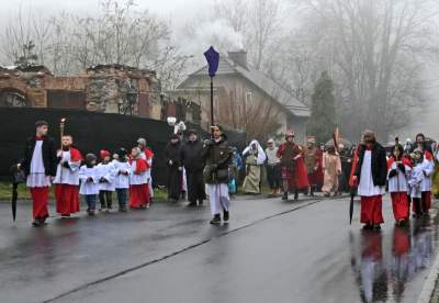 Misterium męki Pańskiej w Alwerni, odtwórca roli Jezusa zawisł na krzyżu - zdjęcie 31