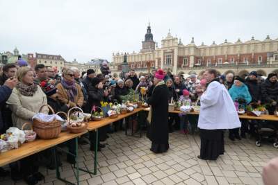 Tradycyjne święcenie pokarmów na Rynku Głównym, w tym roku dwóch miejscach - zdjęcie 5