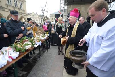 Tradycyjne święcenie pokarmów na Rynku Głównym, w tym roku dwóch miejscach - zdjęcie 20
