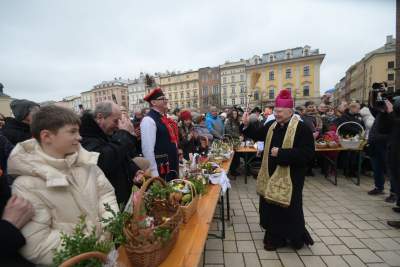 Tradycyjne święcenie pokarmów na Rynku Głównym, w tym roku dwóch miejscach - zdjęcie 3