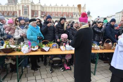 Tradycyjne święcenie pokarmów na Rynku Głównym, w tym roku dwóch miejscach - zdjęcie 9