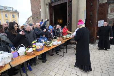 Tradycyjne święcenie pokarmów na Rynku Głównym, w tym roku dwóch miejscach - zdjęcie 10