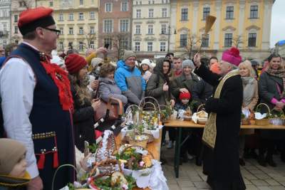 Tradycyjne święcenie pokarmów na Rynku Głównym, w tym roku dwóch miejscach - zdjęcie 12