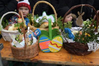 Tradycyjne święcenie pokarmów na Rynku Głównym, w tym roku dwóch miejscach - zdjęcie 16