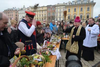Tradycyjne święcenie pokarmów na Rynku Głównym, w tym roku dwóch miejscach - zdjęcie 7