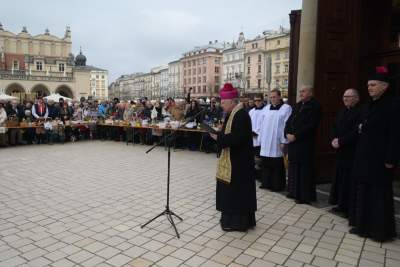 Tradycyjne święcenie pokarmów na Rynku Głównym, w tym roku dwóch miejscach - zdjęcie 4
