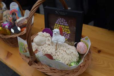 Tradycyjne święcenie pokarmów na Rynku Głównym, w tym roku dwóch miejscach - zdjęcie 18