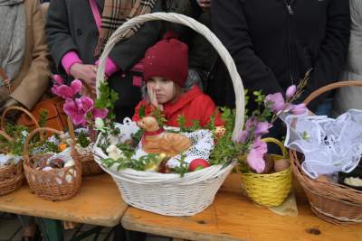 Tradycyjne święcenie pokarmów na Rynku Głównym, w tym roku dwóch miejscach - zdjęcie 1