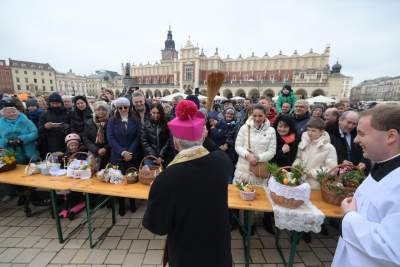 Tradycyjne święcenie pokarmów na Rynku Głównym, w tym roku dwóch miejscach - zdjęcie 11