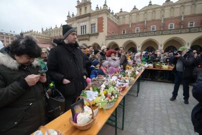 Tradycyjne święcenie pokarmów na Rynku Głównym, w tym roku dwóch miejscach - zdjęcie 17