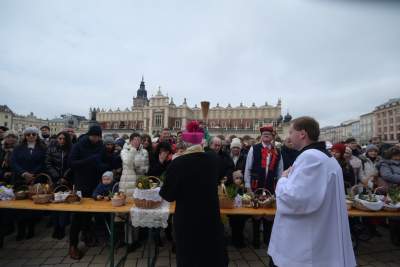 Tradycyjne święcenie pokarmów na Rynku Głównym, w tym roku dwóch miejscach - zdjęcie 6