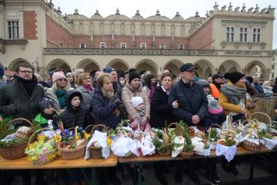 Tradycyjne święcenie pokarmów na Rynku Głównym, w tym roku dwóch miejscach - zdjęcie 15