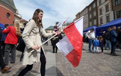 Tłum szturmował stoisko z flagami, biało-czerwony piknik na Małym Rynku - zdjęcie 21