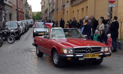 Tłum szturmował stoisko z flagami, biało-czerwony piknik na Małym Rynku - zdjęcie 27