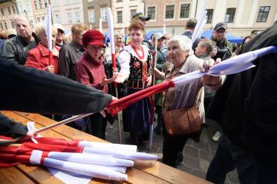 Tłum szturmował stoisko z flagami, biało-czerwony piknik na Małym Rynku - zdjęcie 9