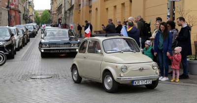 Tłum szturmował stoisko z flagami, biało-czerwony piknik na Małym Rynku - zdjęcie 26