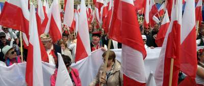 Tłum szturmował stoisko z flagami, biało-czerwony piknik na Małym Rynku - zdjęcie 15
