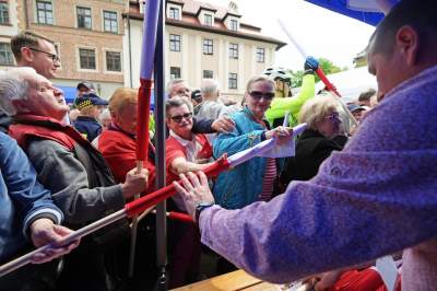 Tłum szturmował stoisko z flagami, biało-czerwony piknik na Małym Rynku - zdjęcie 5
