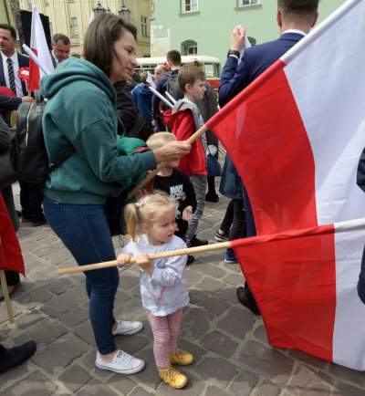 Tłum szturmował stoisko z flagami, biało-czerwony piknik na Małym Rynku - zdjęcie 10