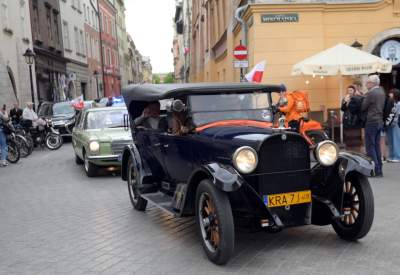 Tłum szturmował stoisko z flagami, biało-czerwony piknik na Małym Rynku - zdjęcie 30