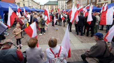Tłum szturmował stoisko z flagami, biało-czerwony piknik na Małym Rynku - zdjęcie 11